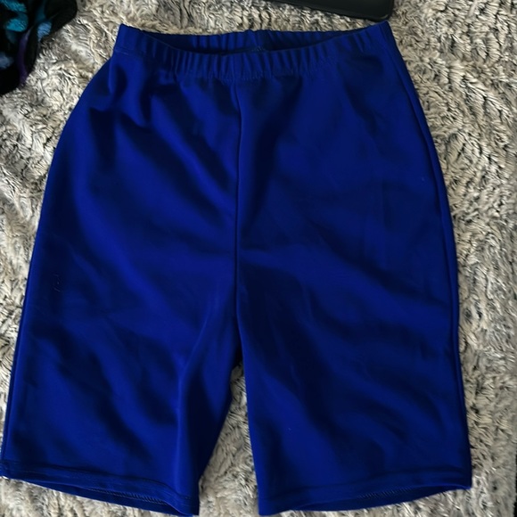 **NEVER WORN** blue boohoo two piece biker shorts and crop top set size s/m - Picture 2 of 4